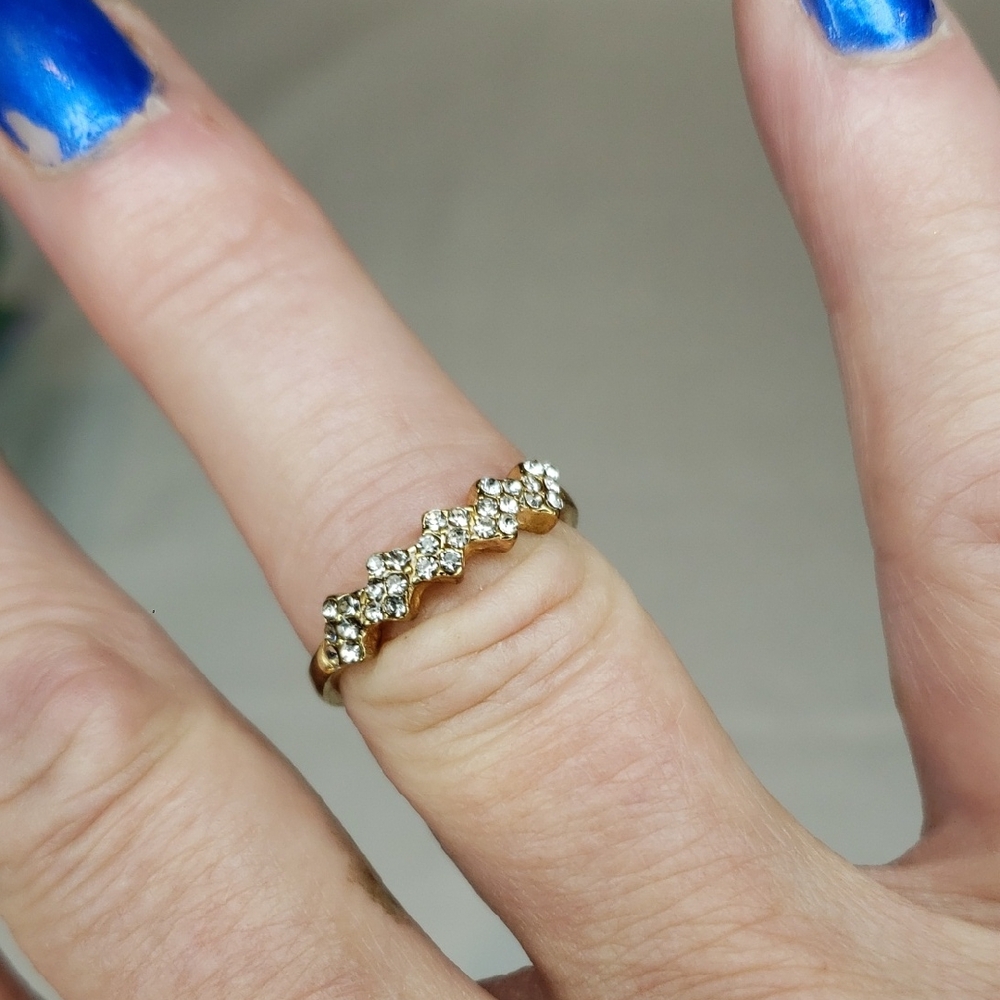 Dazzling Gold Women's Ring with Crystal Accents